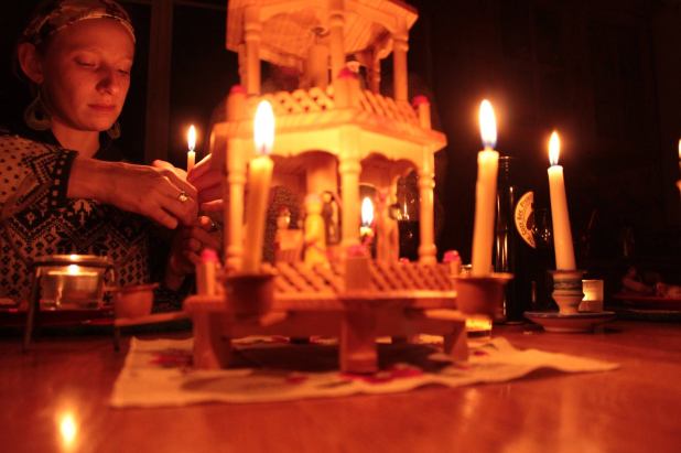 Candlelit Christmas dinner. Photo: Richard Dahlstrom